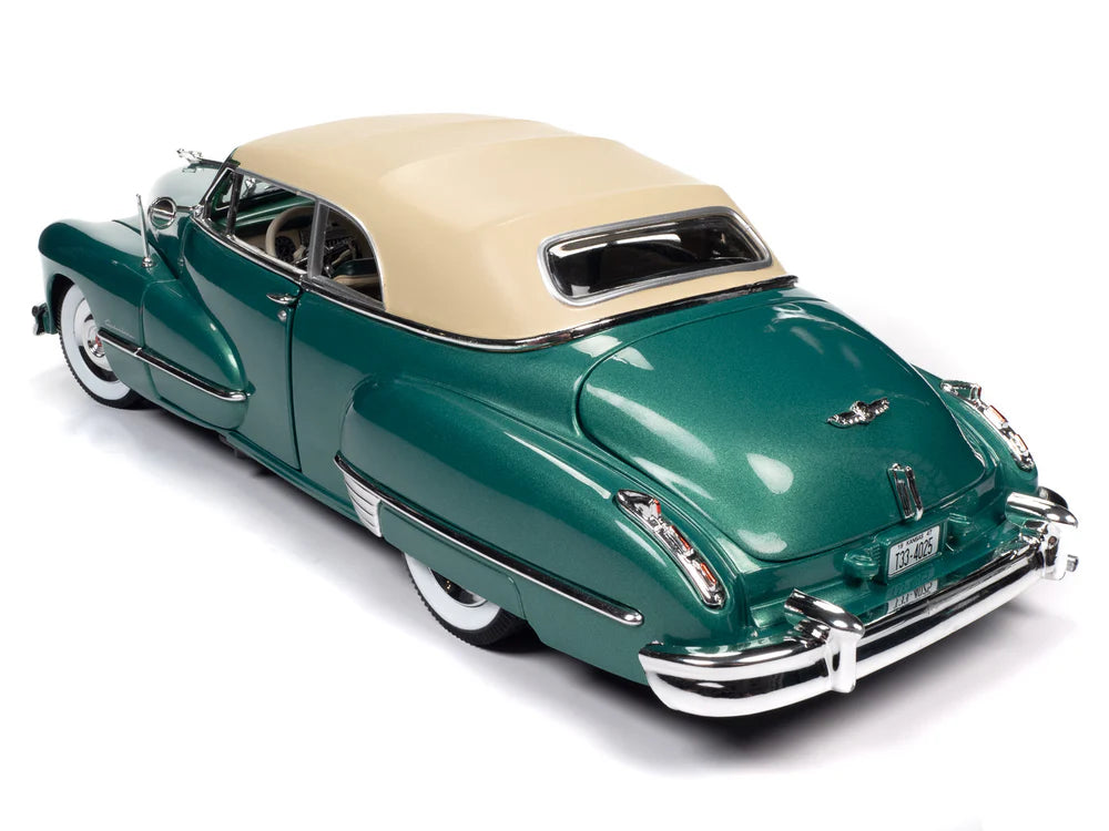 Auto World 1:18 die cast 1947 Cadillac Series 62 Cabriolet