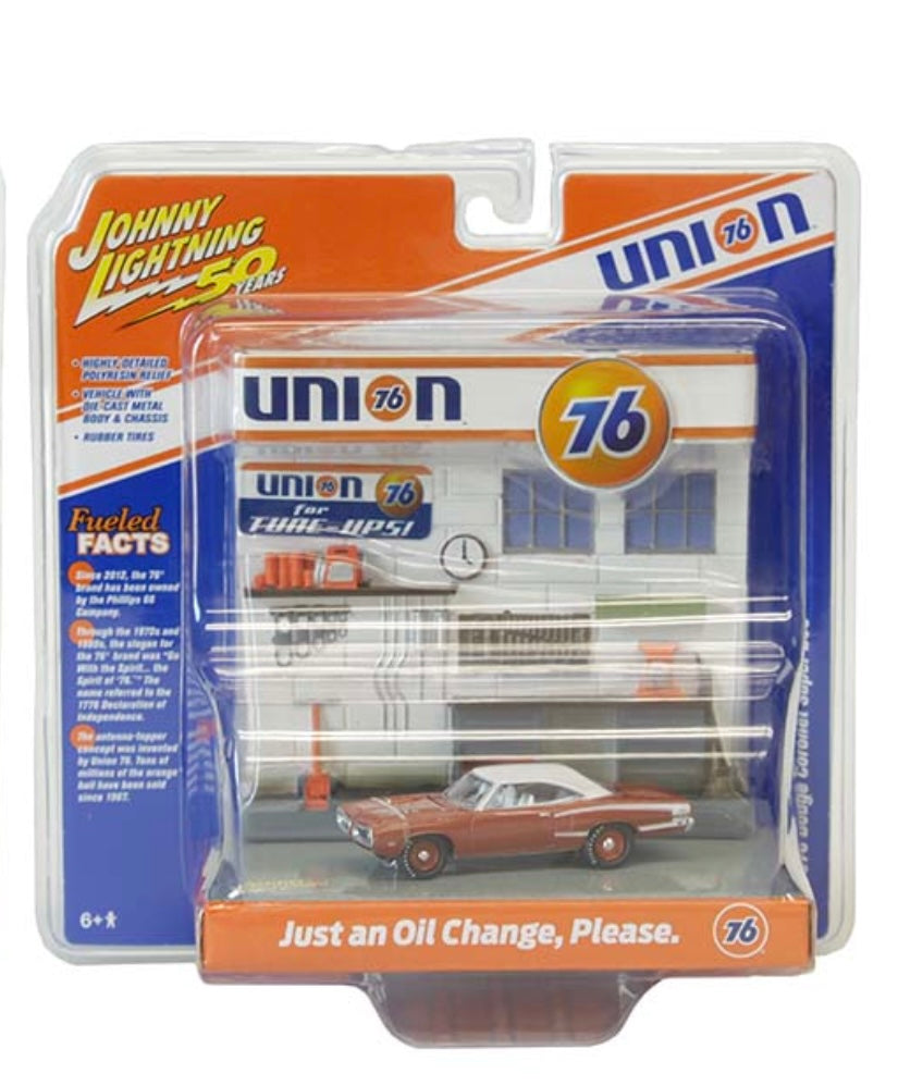 Johnny Lightning 1:64 die cast 1970 Dodge Coronet with Union 76 Diorama