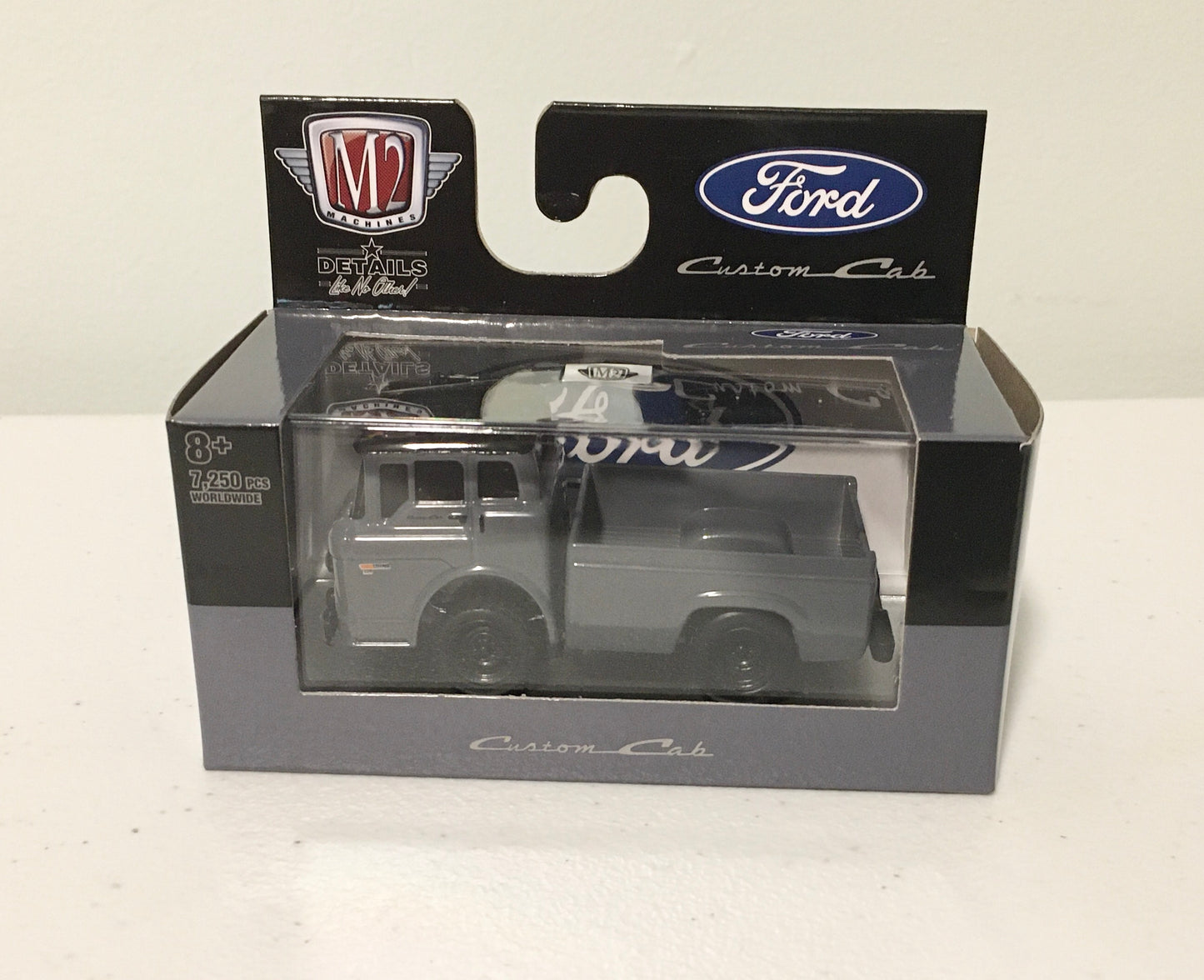 M2 Machines 1:64 die cast 1970 Ford C-600 Truck