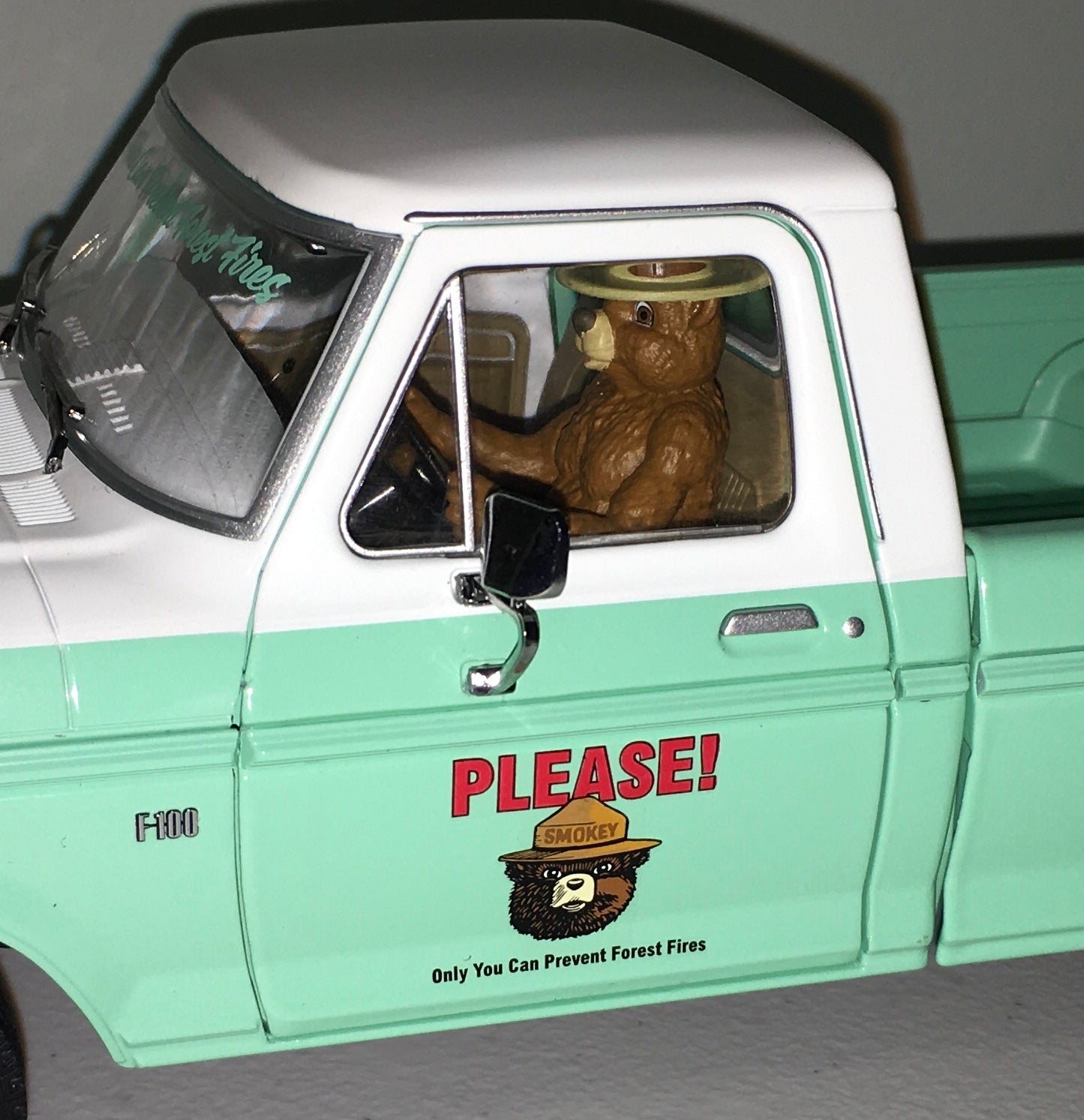 Greenlight 1:18 die cast 1975 Ford F100 with Smokey Bear Figure
