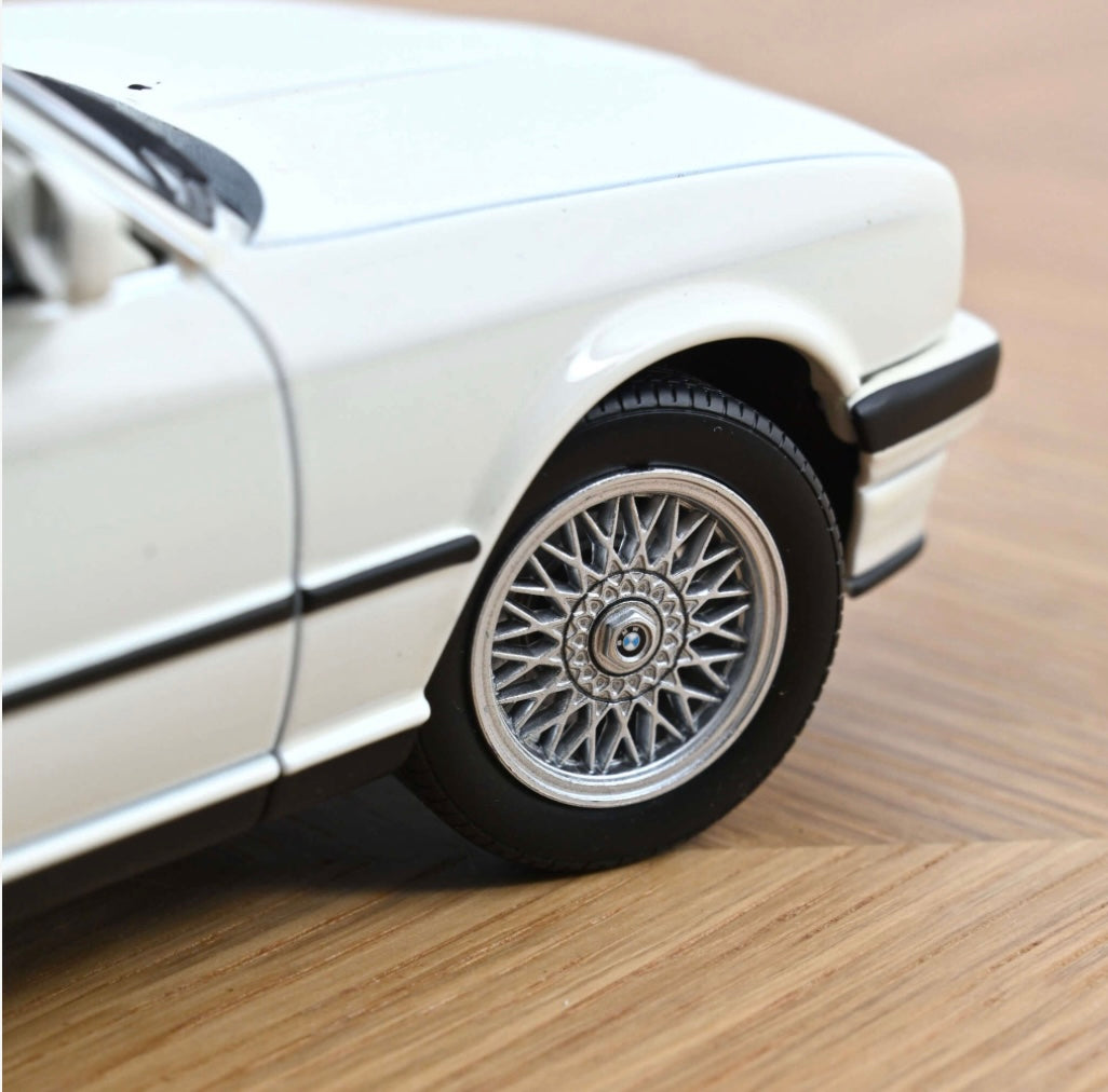 Norev 1:18 die cast 1991 BMW 325i Cabriolet White