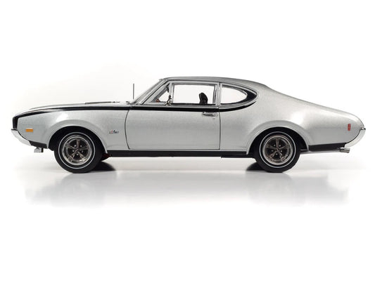 American Muscle 1:18 die cast 1968 Hurst Olds Cutlass