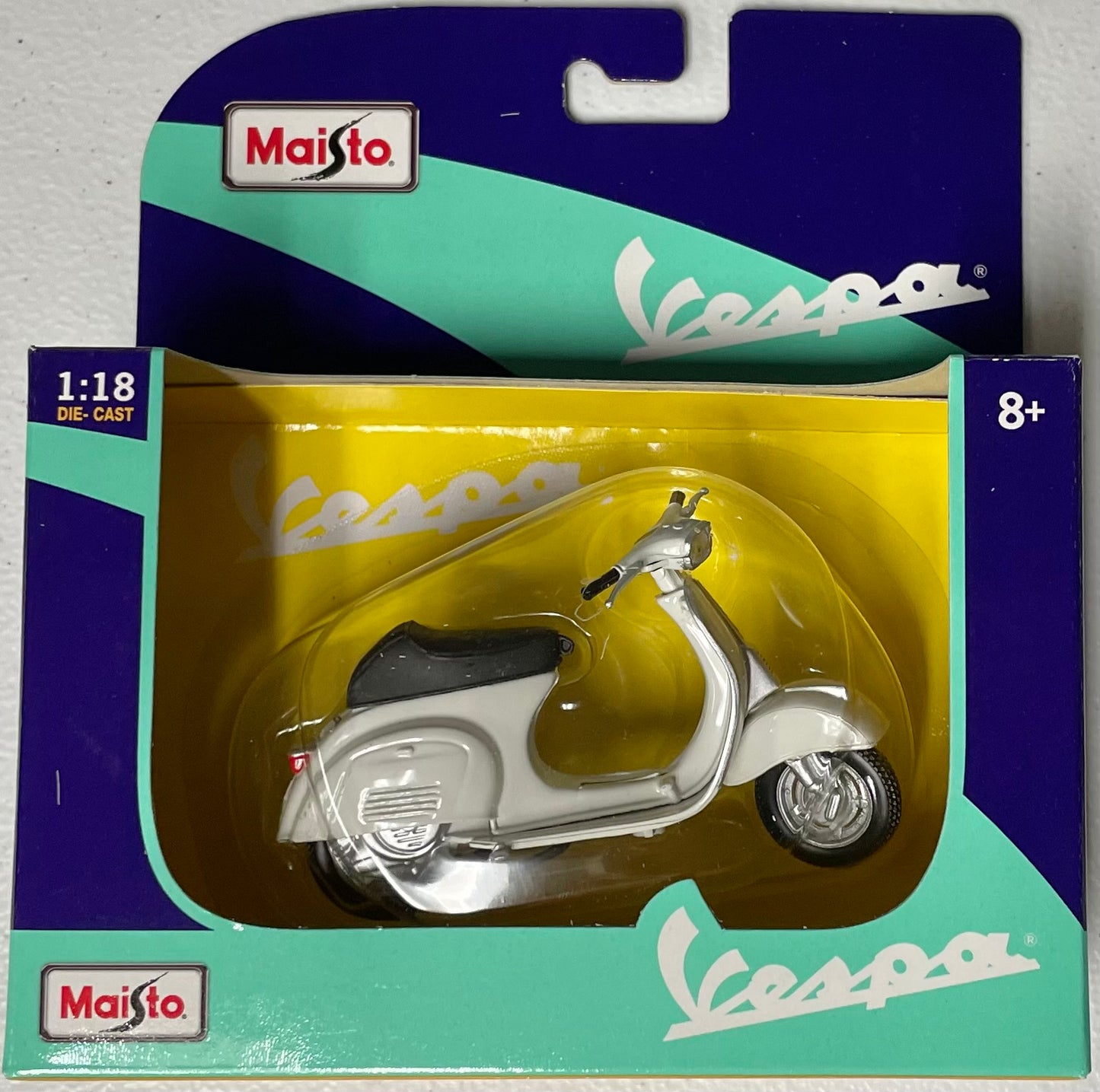 Maisto 1:18 die cast 1969 Vespa 50 Special Scooter