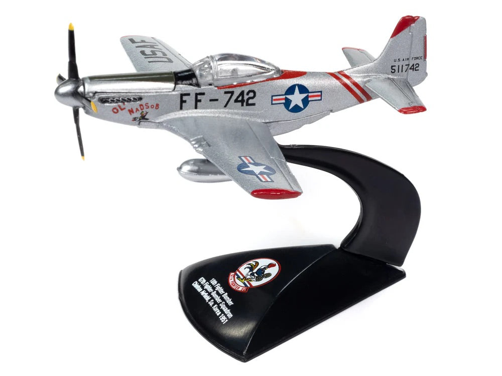 Johnny Lightning 1:64 die cast Korean War North American Aviation F-51D Mustang Airplane