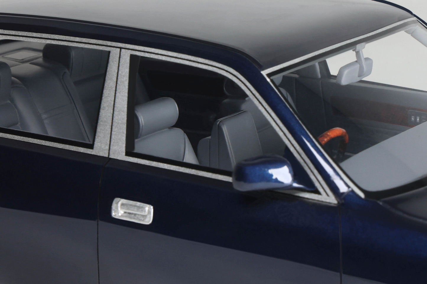 Ottomobile 1:18 Toyota Century V12 Blue Custom Stance